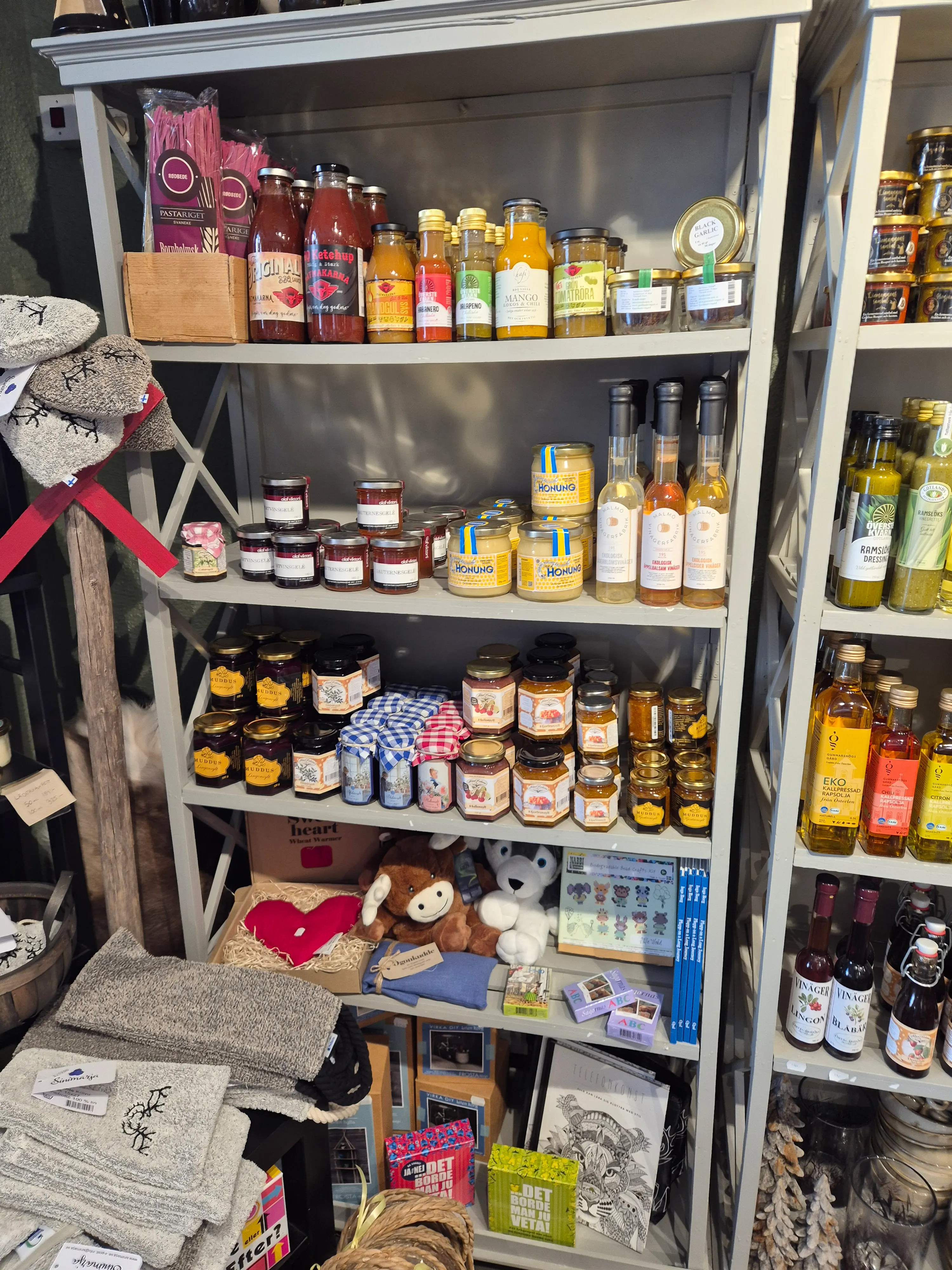 Hyllor med sylt och delikatesser